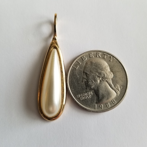 Relisted -Vintage teardrop pendant faux pearl gold tone metal - Picture 5 of 9